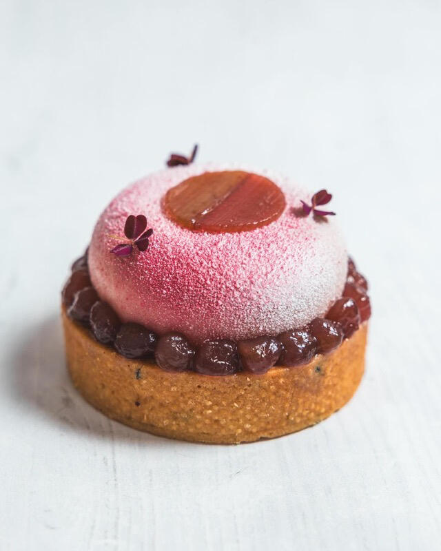 Pâte sucrée sésame noir, croustillant sésame noir, confit concombre, royale rhubarbe/ coriandre, billes de concombre confites à la grenadine